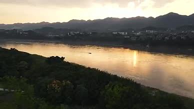 夏日黄昏江景中的渔船视频的预览图